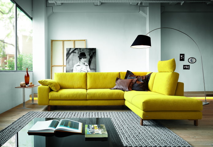 большой желтый диван в интерьере
