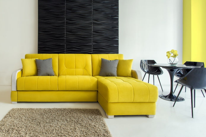 желтый диван с оттоманкой в ​​интерьере