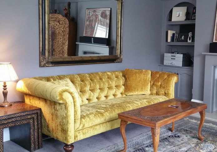 желтый диван честерфилд в интерьере