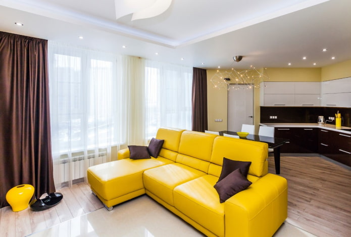 сочетание желтого дивана с подушками