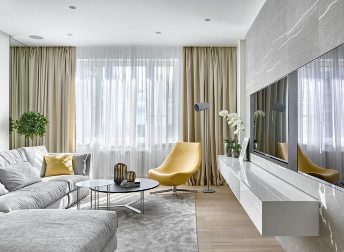 серебристо-серая гостиная со светло-желтыми креслами и подушками