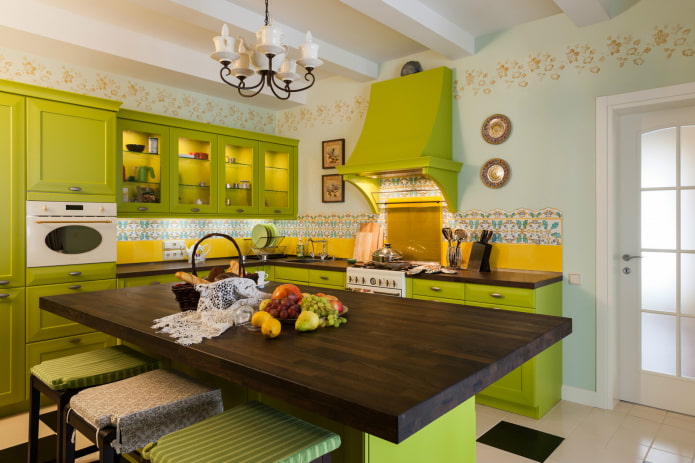 кухня с салатовой мебелью и желтым фартуком