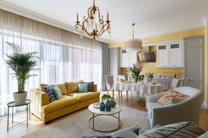 желтый диван, сочетающийся с оттенком стены в гостиной
