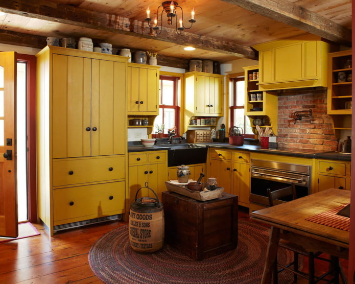 деревенская кухня с желтой деревянной мебелью
