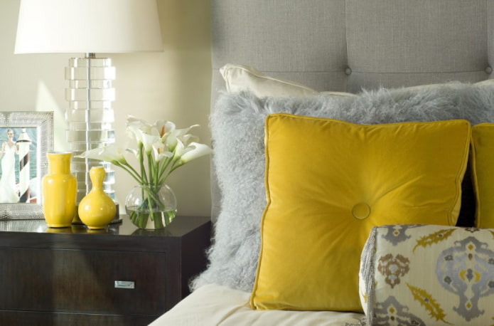 желтые подушки и вазы в спальне