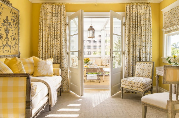 комната в стиле прованс в бело-желтых тонах