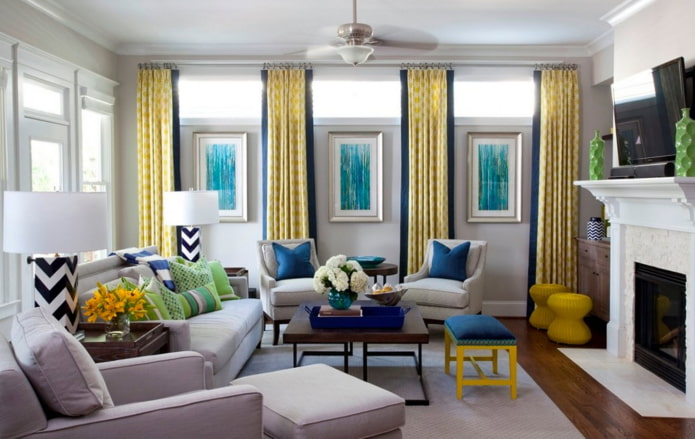 современная белая гостиная с желтыми и синими акцентами